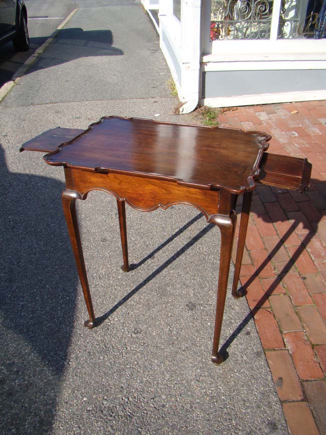 An American Queen Anne 'style' diminutive mahogany tea table, 19th century — image 2